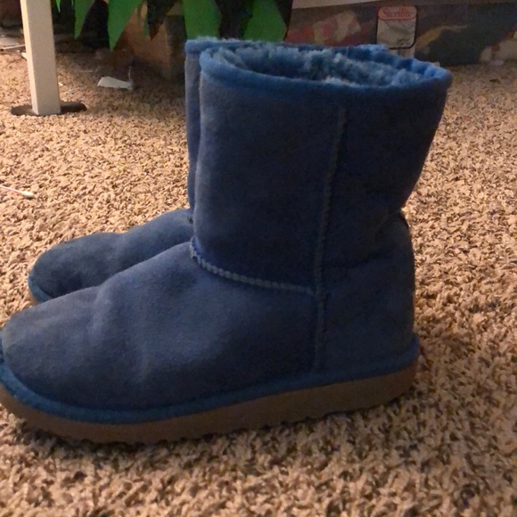 Blue Uggs size 2 but fits like 4 - Picture 2 of 5
